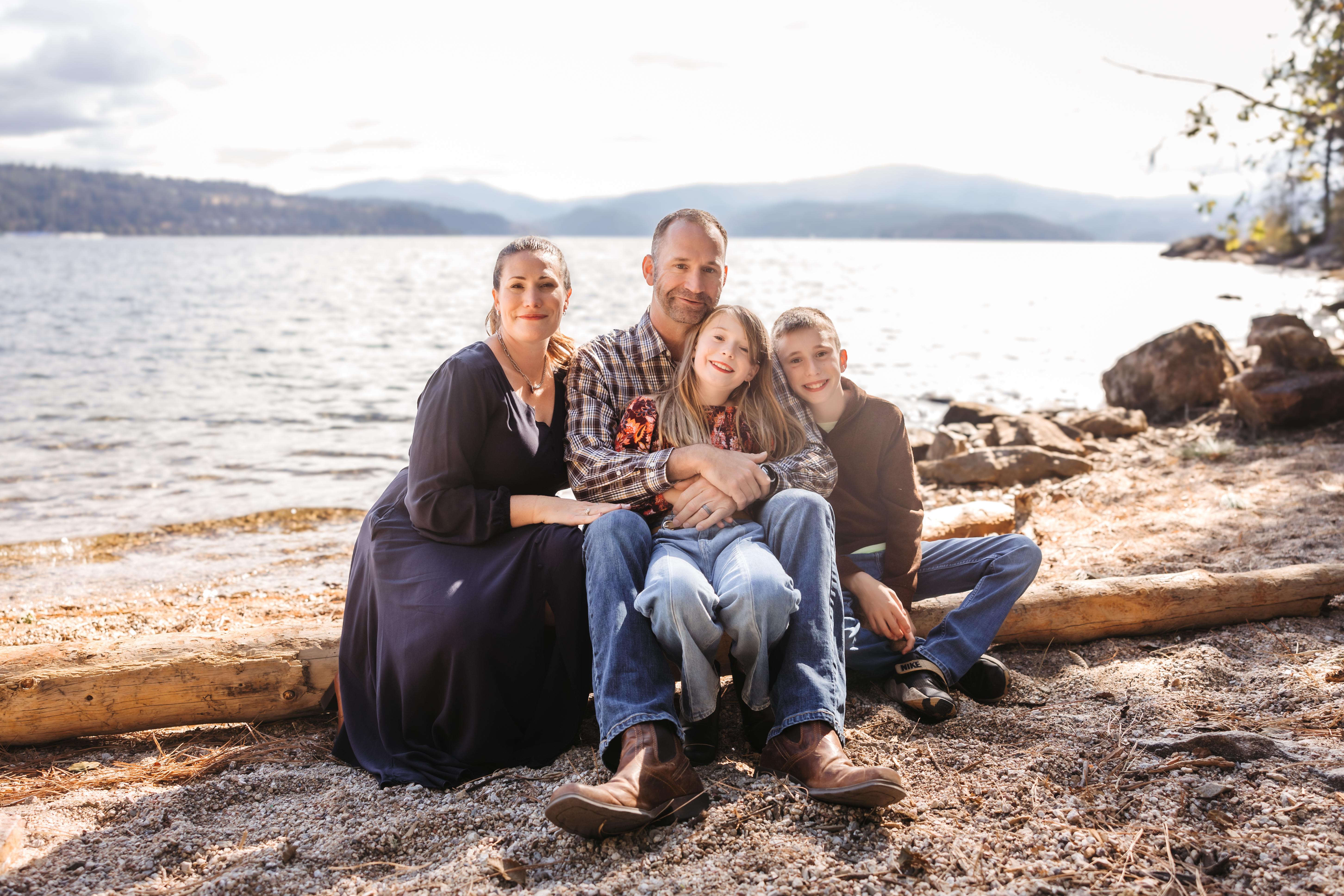 The Earin Family sitting on the beach in Coeur d'Alene in 2025
